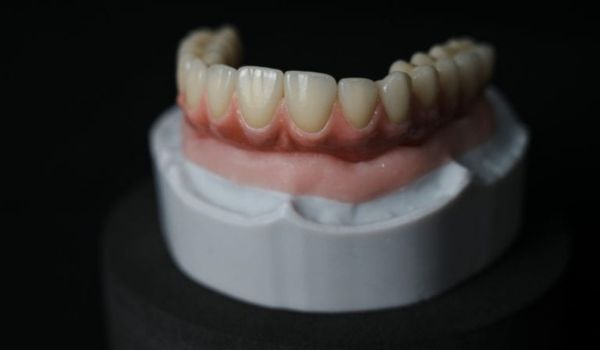 NHA KHOA NÊN TẬP TRUNG VÀO CẢM XÚC CỦA BỆNH NHÂN TRONG ĐIỀU TRỊ RĂNG GIẢ